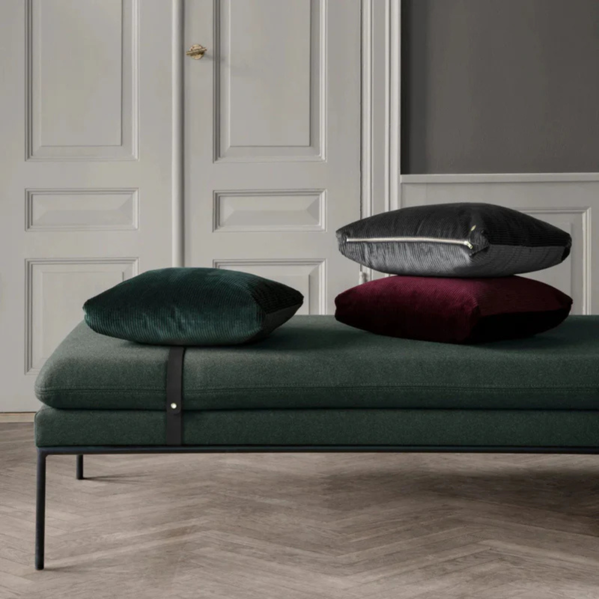 Turn Daybed / Black base / Black straps / Fabric Hot Madison 234