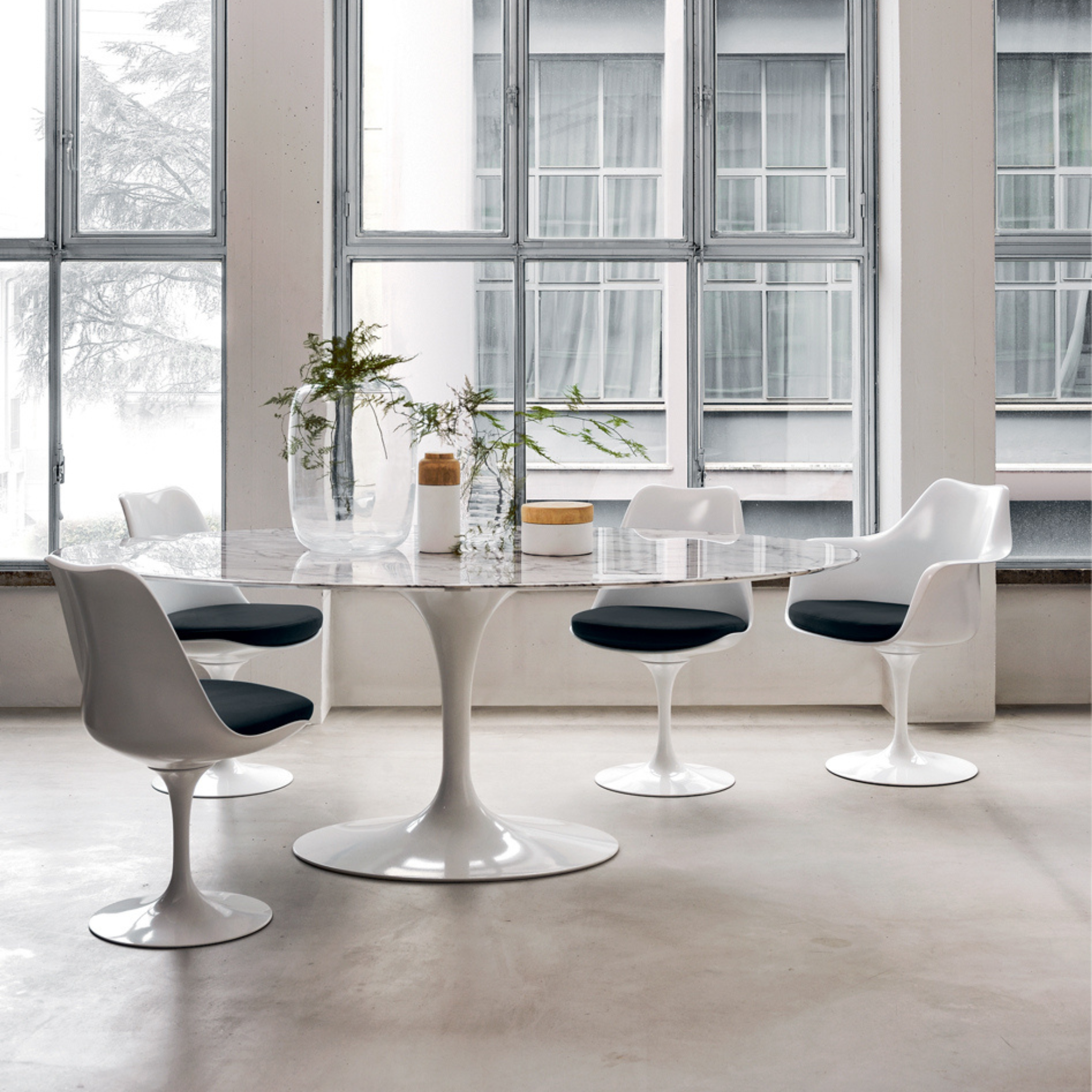 Saarinen Oval Dining Table 244 / White / Arabescato marble Coated