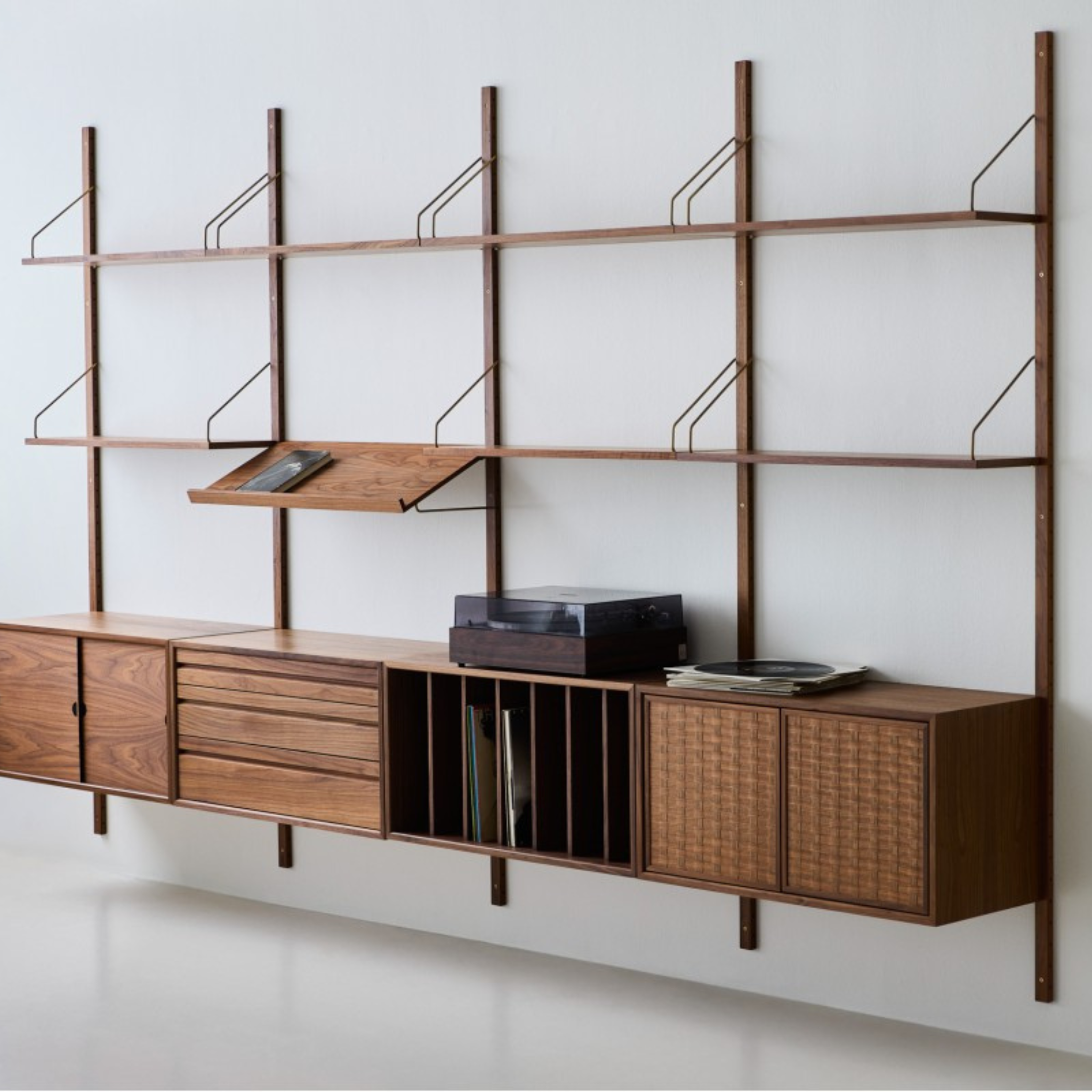 Royal System shelving / Brass / Smoked oak