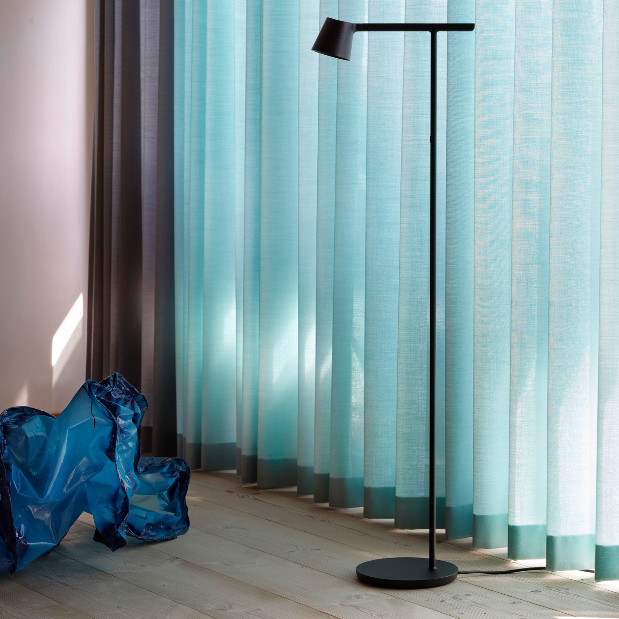 Tip Floor Lamp/ Black