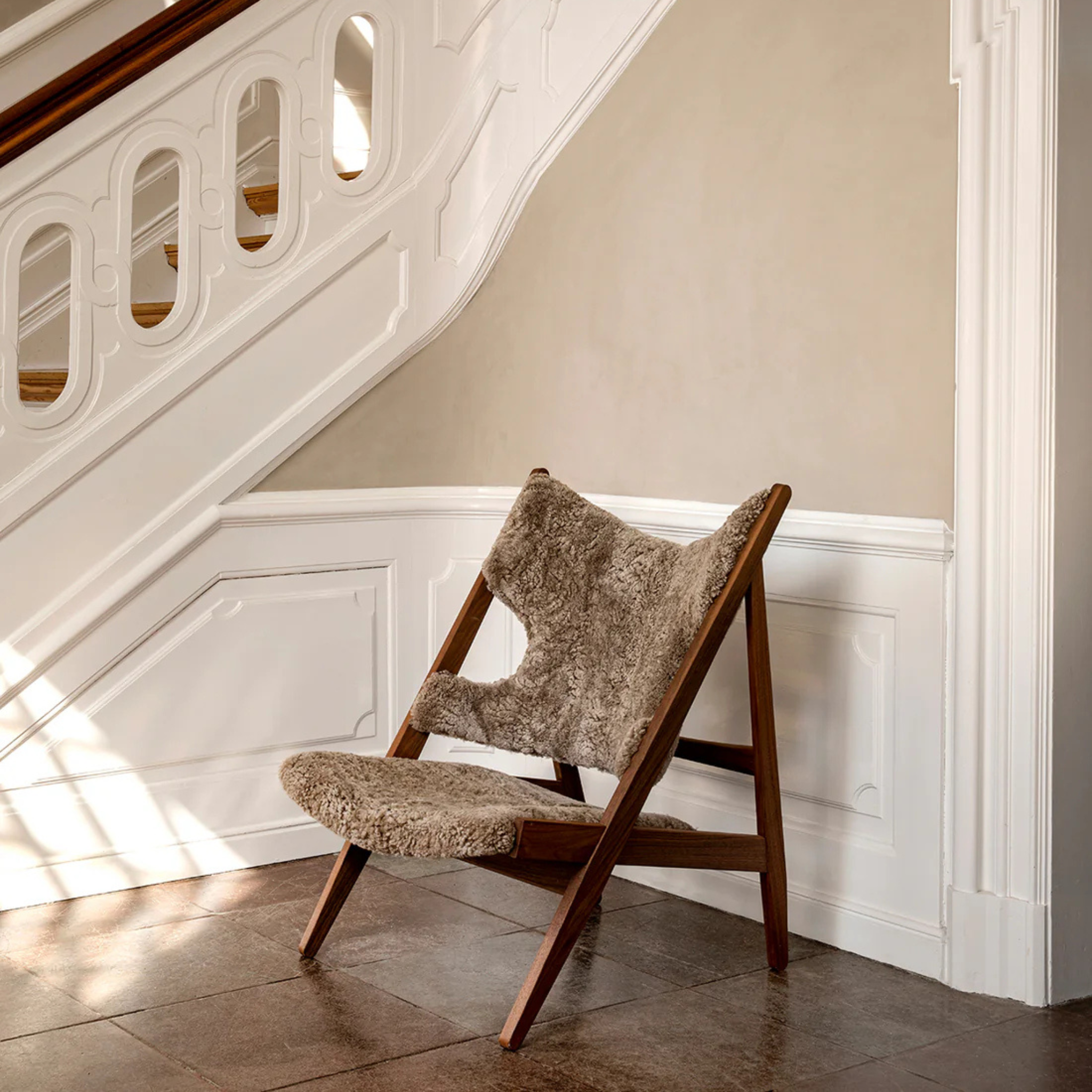 Knitting Lounge Chair / Walnut / Sheepskin Sahara
