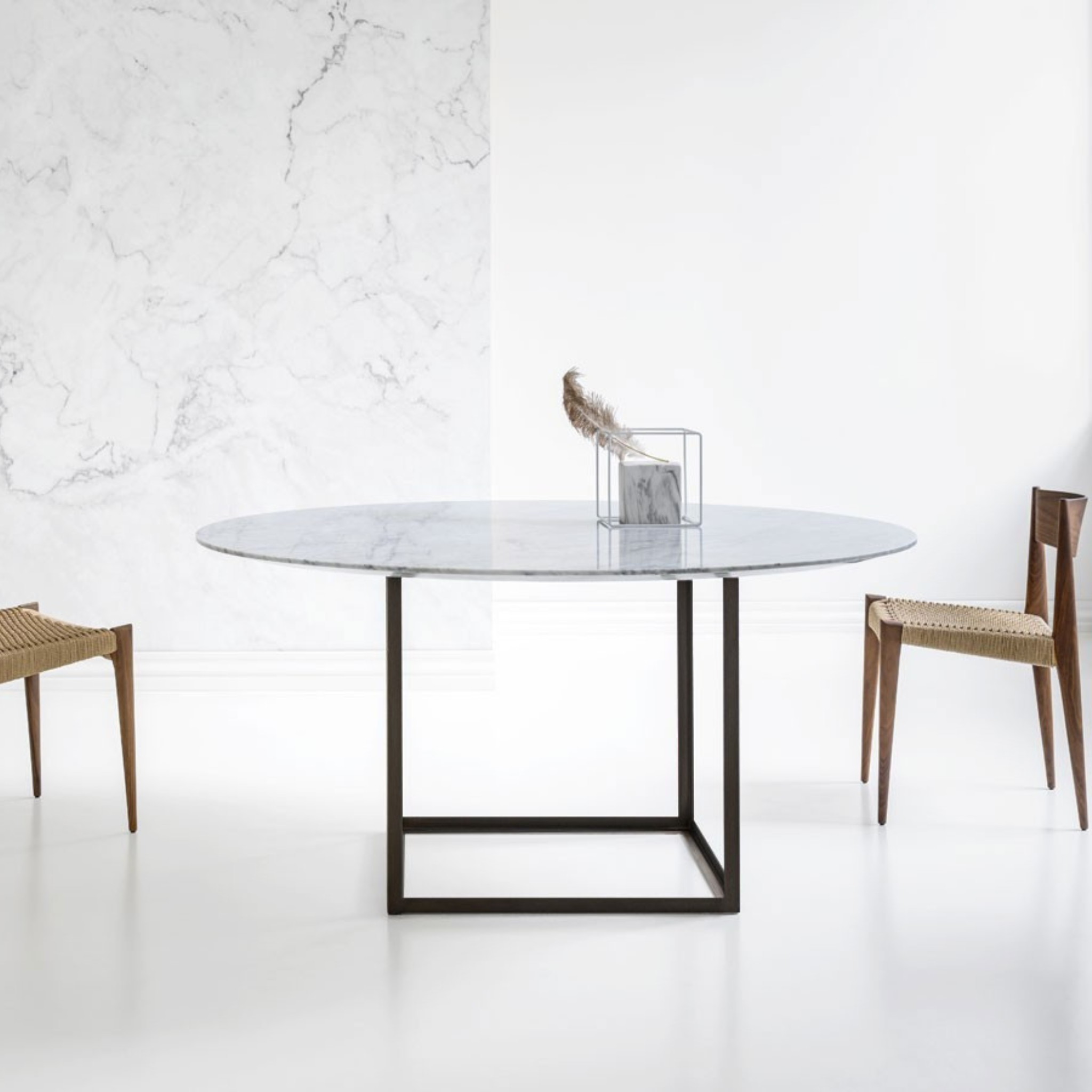 Jewel Table Round - Black / White Carrara Marble