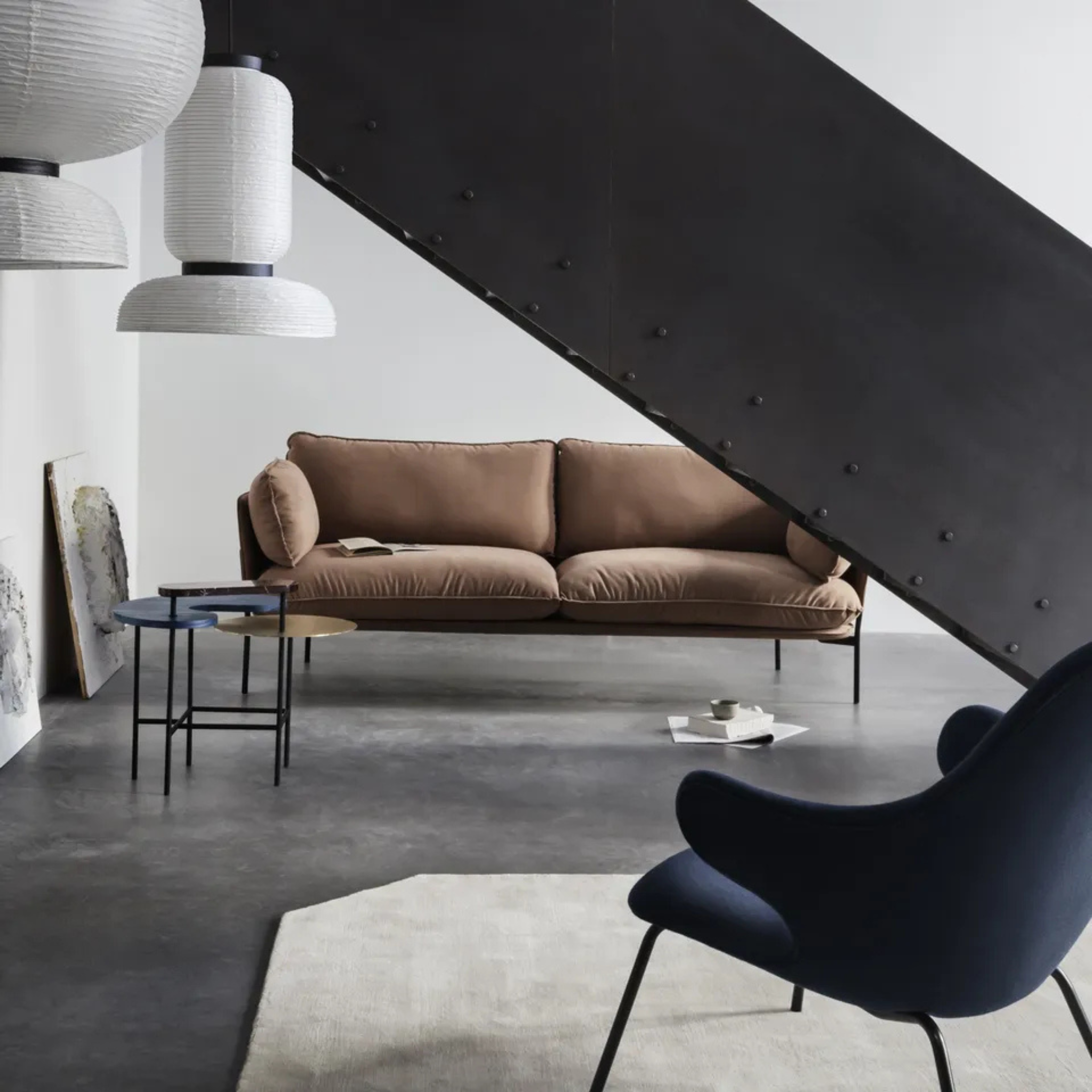 JH14 - Catch Lounge chair / Black round base / Fabric Hallingdal 110