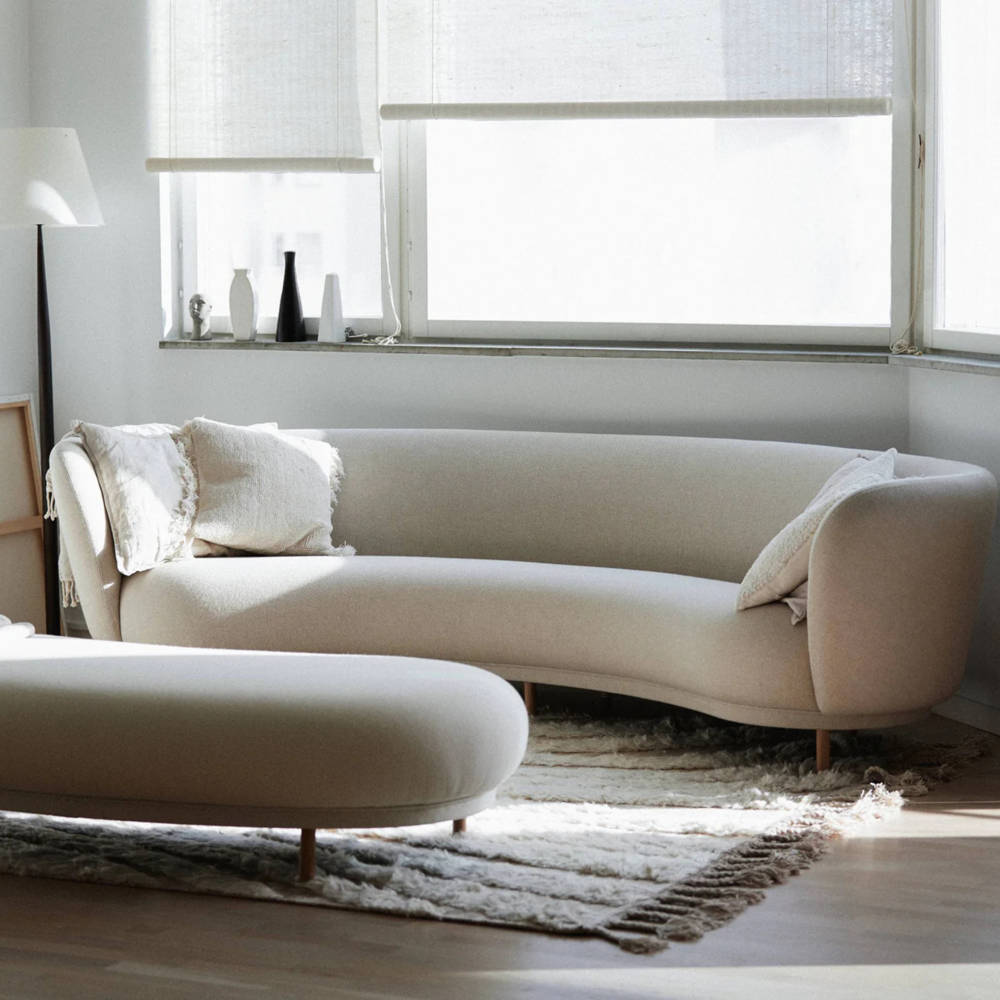 Dandy Sofa 4-seater / Walnut / Fabric Loop 009 Oyster