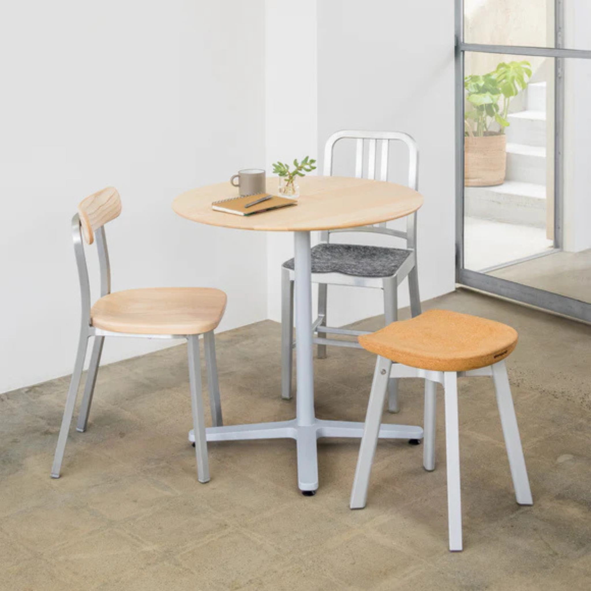 SU Small Stool / Wood base / Seat plastic Flint
