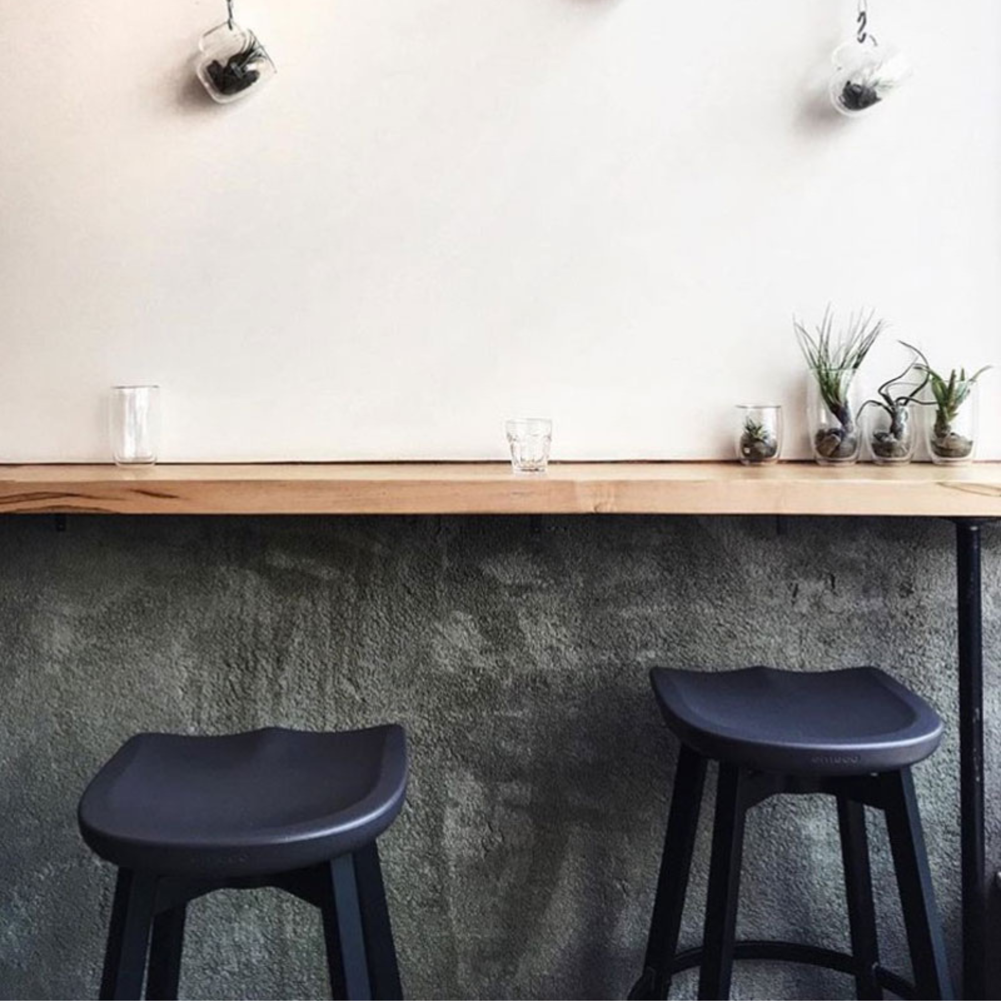 SU Barstool / Black anodized / Charcoal