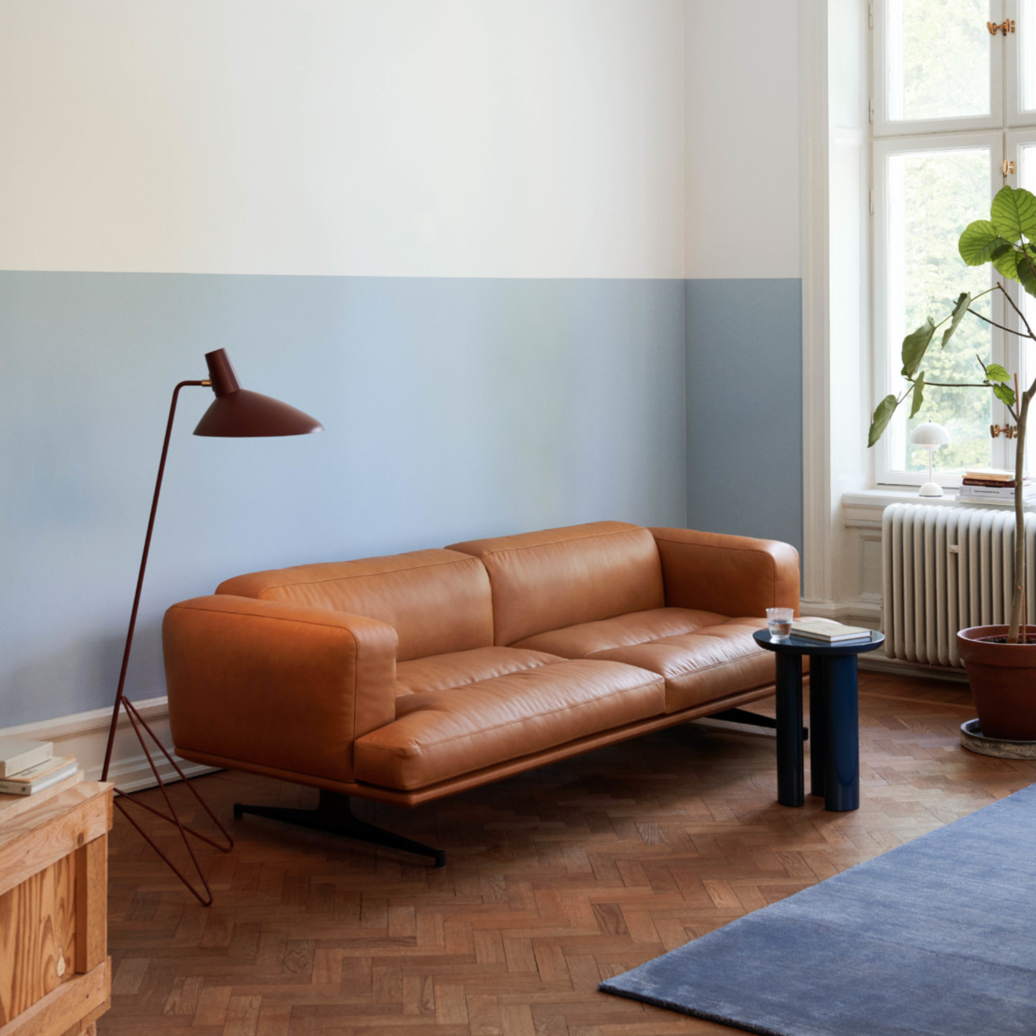 AV23 - Inland 3-seater sofa - Black base - Leather Cognac