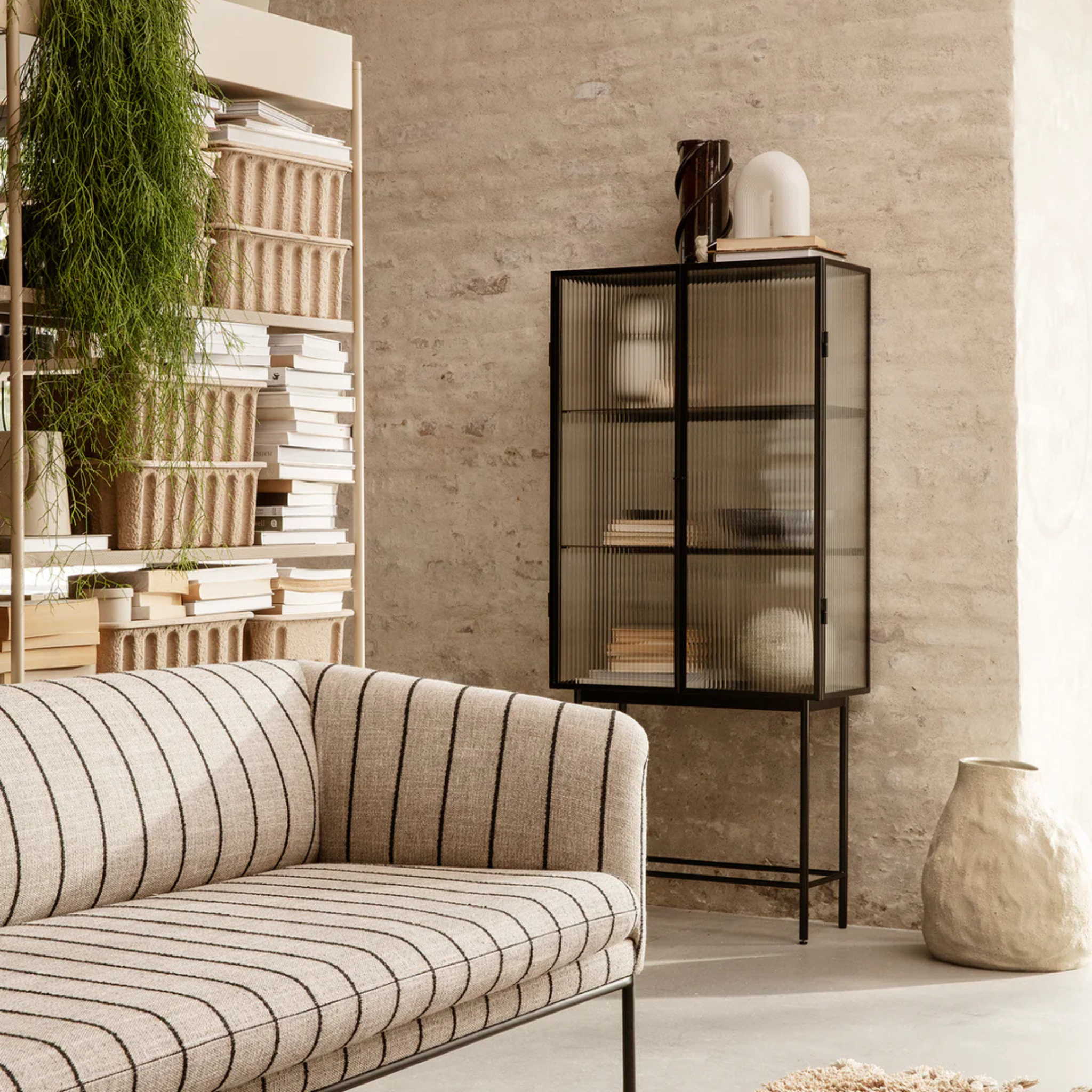 Haze Vitrine - Reeded glass / Black