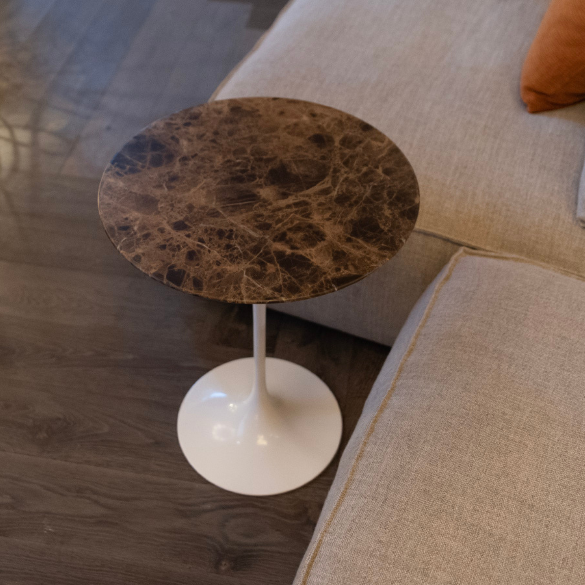 Saarinen Coffee Table 51 / Black / Rosso Rubino